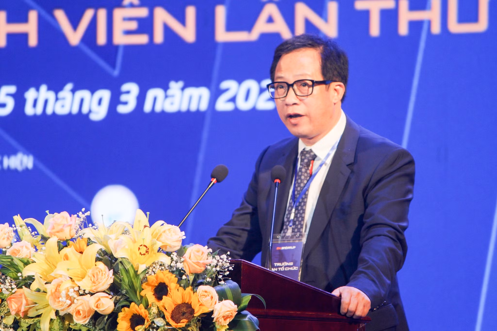 PGS.TS. Lê Anh Phương - Giám đốc Đại học Huế phát biểu và đề xuất Chính phủ và các Bộ ban ngành tháo gỡ một số vướng mắc trong chính sách về khởi nghiệp đổi mới sáng tạo mà các Đại học đang gặp phải.