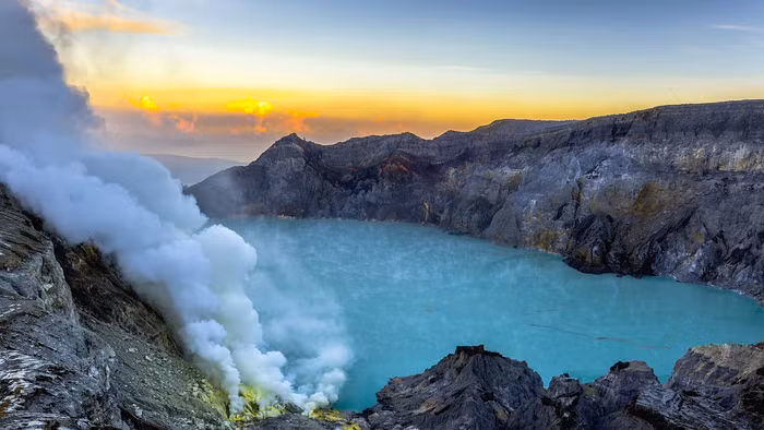 Kawah Ijen là một núi lửa dạng tầng nằm trên dãy núi Puger, ở phía Đông Java, Indonesia.