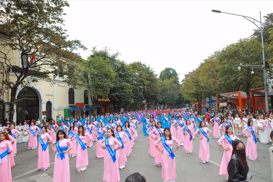 Trong thời gian diễn ra triển lãm còn có các chương trình nghệ thuật dân gian, diễu hành áo dài. (Ảnh minh hoạ: ITN)