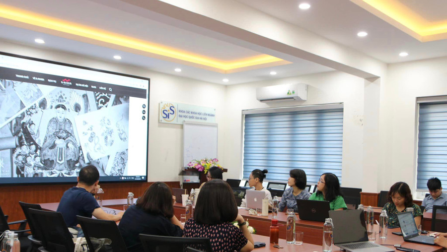 Toạ đàm &apos;Họa sắc Việt – Tranh Hàng Trống với thiết kế hôm nay&apos; diễn ra tại Khoa Các khoa học liên ngành (Đại học Quốc gia Hà Nội).