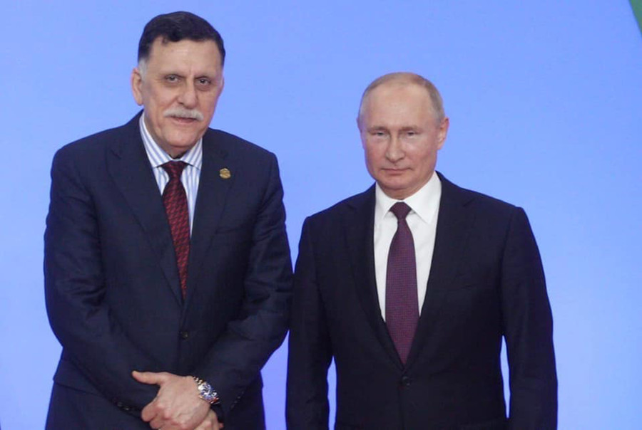 Người đứng đầu PNS Fayez Sarraj và Tổng thống Nga V.Putin tại Hội nghị thượng đỉnh Nga - châu Phi ở Sochi. Ảnh: The Libya Obserber