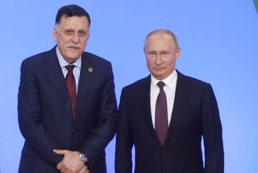 Người đứng đầu PNS Fayez Sarraj và Tổng thống Nga V.Putin tại Hội nghị thượng đỉnh Nga - châu Phi ở Sochi. Ảnh: The Libya Obserber