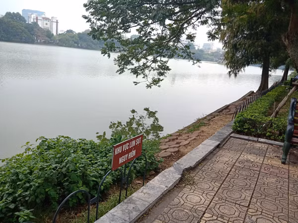 Bờ kè hồ Hoàn Kiếm nhiều điểm đang sạt lở nghiêm trọng