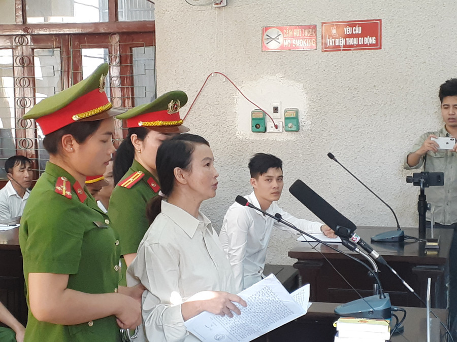 Trần Thị Hiền (áo trắng) phủ nhận hành vi phạm tội Trần Thị Hiền (áo trắng) phủ nhận hành vi phạm tội