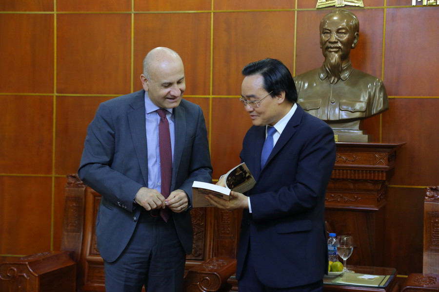 Đại sứ Antonion Alessandro trân trọng tặng Bộ trưởng Phùng Xuân Nhạ cuốn sách "Những lữ khách Ý trong hành trình khám phá Việt Nam" Đại sứ Antonion Alessandro trân trọng tặng Bộ trưởng Phùng Xuân Nhạ cuốn sách "Những lữ khách Ý trong hành trình khám phá Việt Nam"