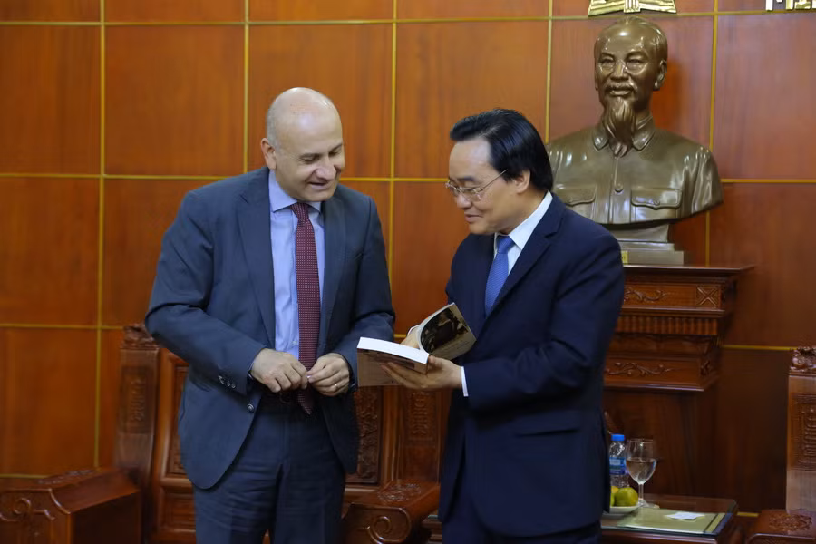 Đại sứ Antonion Alessandro trân trọng tặng Bộ trưởng Phùng Xuân Nhạ cuốn sách "Những lữ khách Ý trong hành trình khám phá Việt Nam"