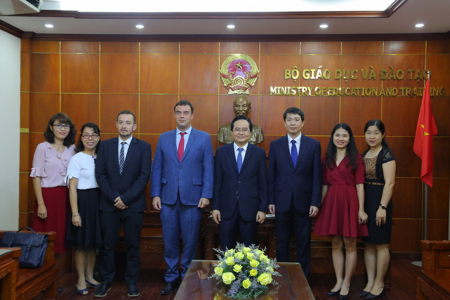 Bộ trưởng Phùng Xuân Nhạ và Ngài Đại sứ Nadav Eshcar tại buổi tiếp. Ảnh: Việt Hà Bộ trưởng Phùng Xuân Nhạ và Ngài Đại sứ Nadav Eshcar tại buổi tiếp. Ảnh: Việt Hà