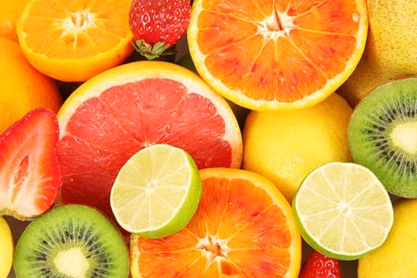 Thực phẩm vitamin C: Vitamin C rất nhiều yếu tố cần thiết để xây dựng chức năng miễn dịch của cơ thể. Vì vậy nên thêm hoa quả và các loại trái cây họ cam quýt vào chế độ ăn uống hàng ngày.. Ảnh: Samadimd