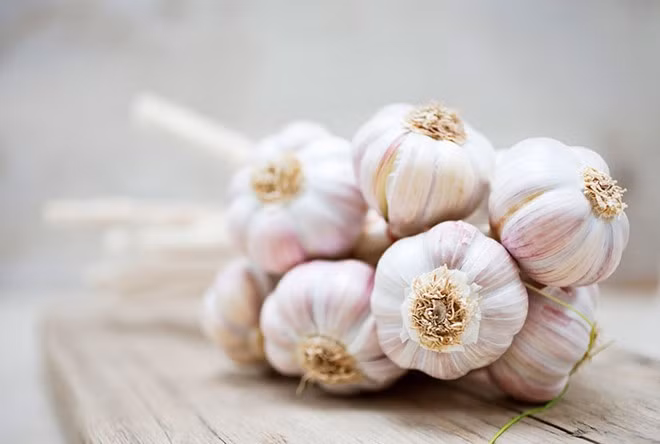 Tỏi: Tỏi có tính kháng viêm có tác dụng chống lại vi khuẩn, ký sinh trùng và vi rút. Tốt nhất nên thêm tỏi vào chế độ ăn uống để xây dựng hệ thống miễn dịch. Ảnh: Healthylife