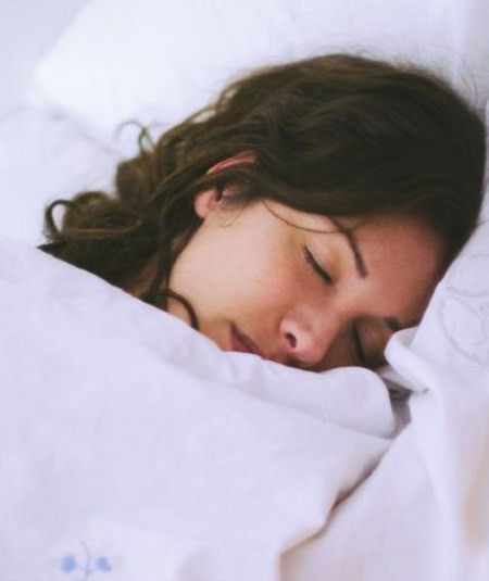 Ngủ đủ giấc để hạn chế nguy cơ lão hóa da và não bộ. Ảnh:Realsimple. Ngủ đủ giấc để hạn chế nguy cơ lão hóa da và não bộ. Ảnh: realsimple.com