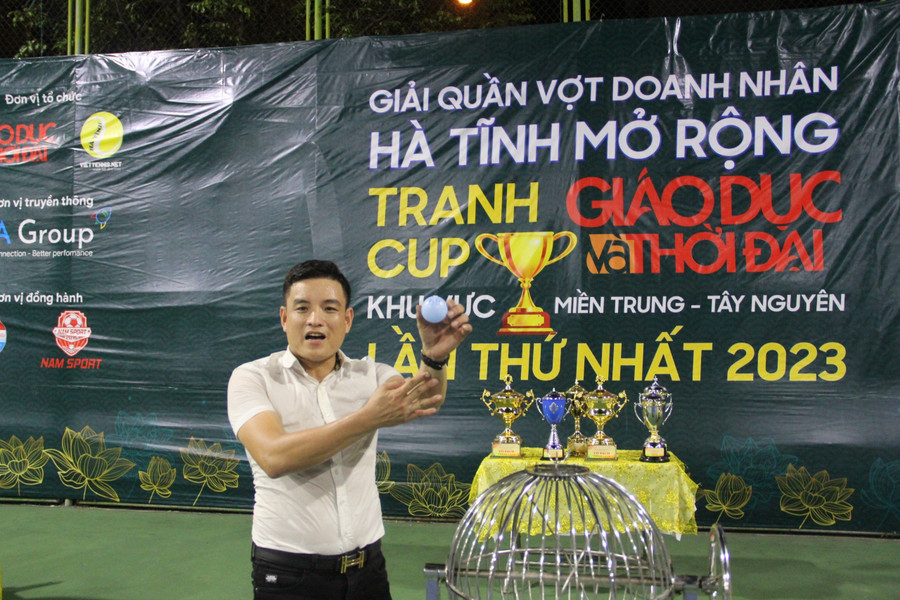 Ông Trương Khánh Nam - Cửa hàng Nam Sport, đơn vị đồng hành giải đấu bốc thăm chia bảng.