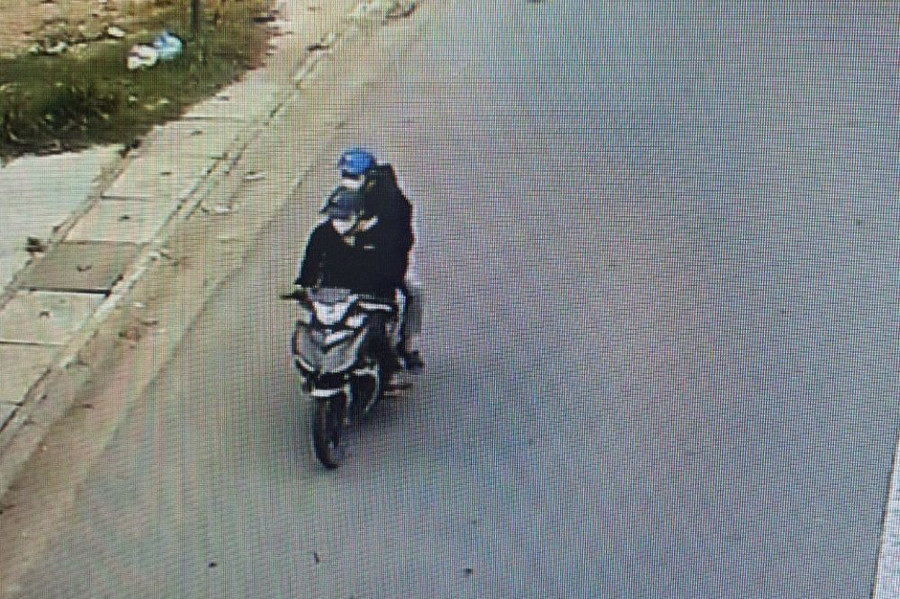 Camera an ninh ghi lại hình ảnh hai thanh niên dùng phương tiện di chuyển trên đường sau khi gây án. (Ảnh: Cơ quan CSĐT cung cấp) Camera an ninh ghi lại hình ảnh hai thanh niên dùng phương tiện di chuyển trên đường sau khi gây án. (Ảnh: Cơ quan CSĐT cung cấp)