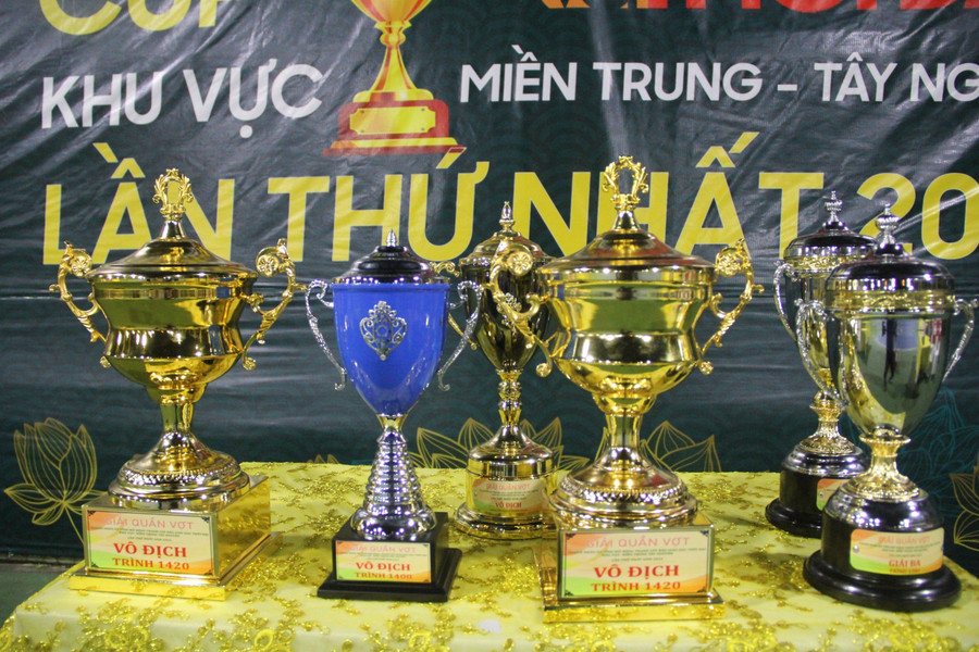 Cúp trao thưởng cho các danh hiệu.