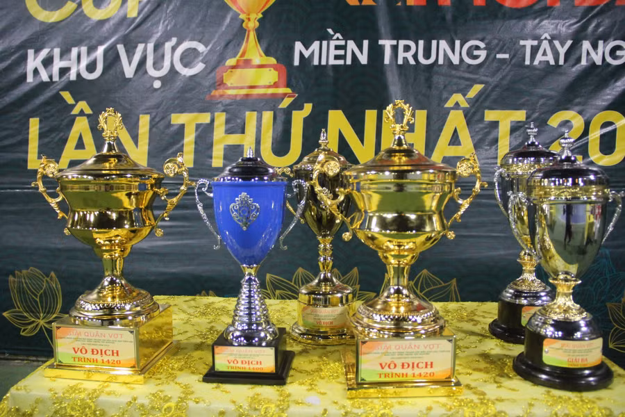 Cúp trao thưởng cho các danh hiệu.