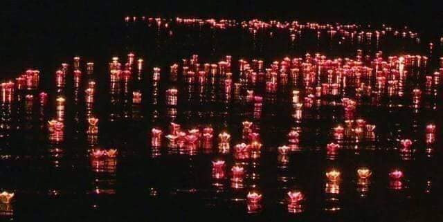 Thả đèn hoa đăng tại lễ hội Lồng Tồng Thả đèn hoa đăng tại lễ hội Lồng Tồng