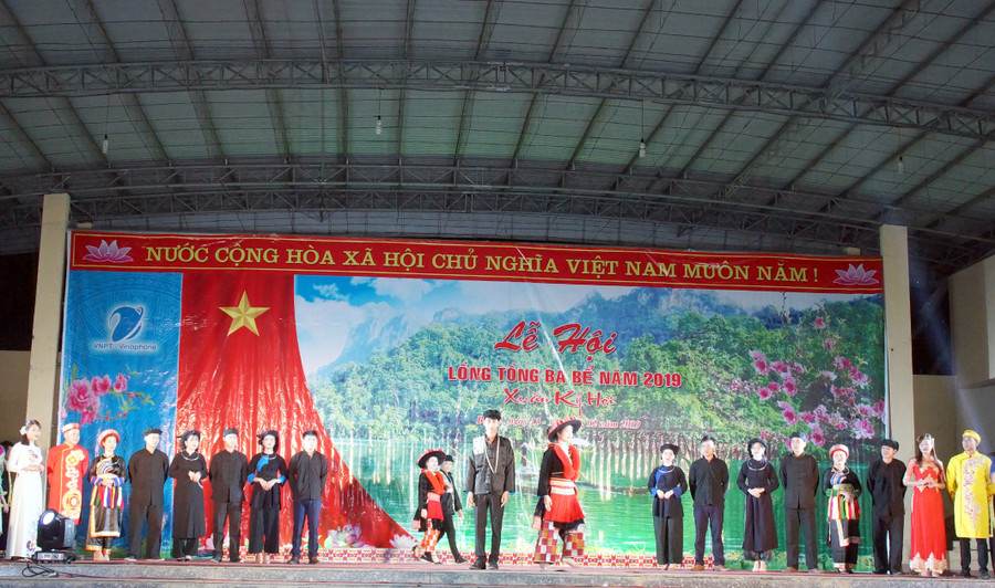 Trình diễn trang phục dân tộc tại "Lễ hội Lồng Tồng Ba Bể"