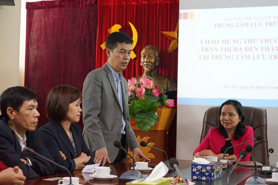 Cục trưởng Cục Văn thư và Lưu trữ nhà nước Đặng Thanh Tùng báo cáo về tình hình phát huy giá trị tài liệu lưu trữ Cục trưởng Cục Văn thư và Lưu trữ nhà nước Đặng Thanh Tùng báo cáo về tình hình phát huy giá trị tài liệu lưu trữ