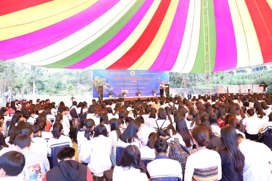 Toàn cảnh chương trình tại sân lễ hội.