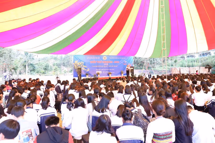 Toàn cảnh chương trình tại sân lễ hội.