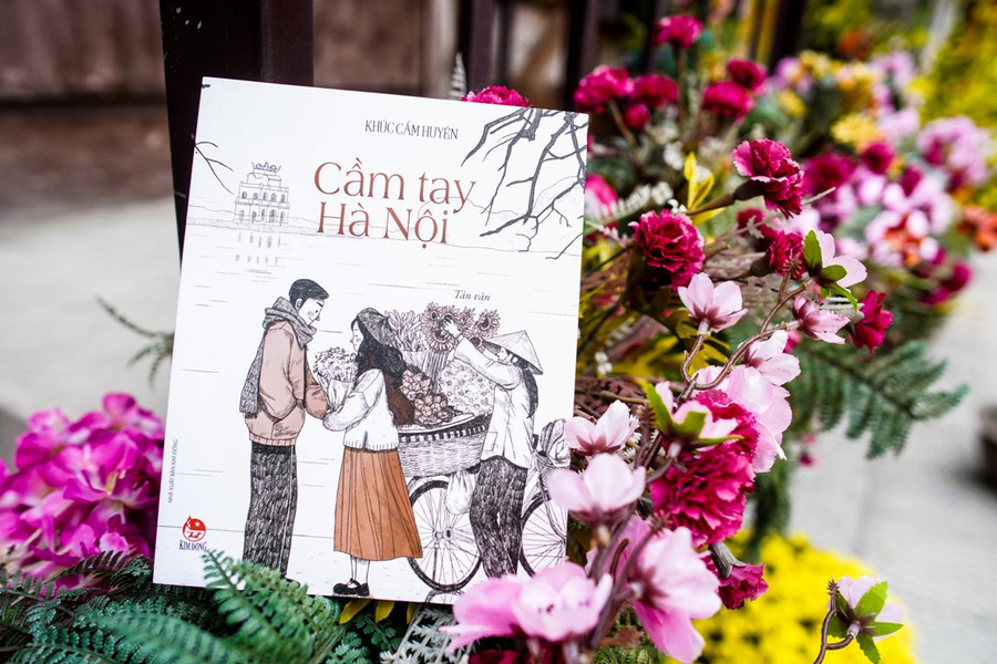 Bìa cuốn sách "Cầm tay Hà Nội" Bìa cuốn sách "Cầm tay Hà Nội"