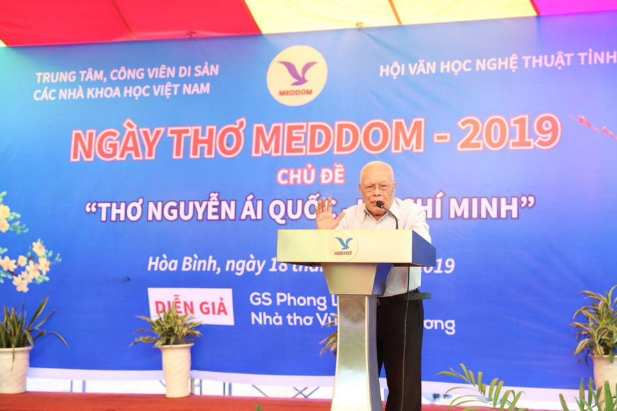 Trong khoảng 30 phút, GS Phong Lê đã cung cấp cho người nghe những kết quả nghiên cứu mới về sự nghiệp thơ văn của Bác Hồ.