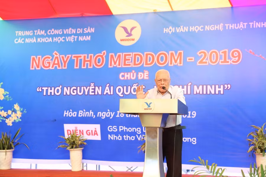 Trong khoảng 30 phút, GS Phong Lê đã cung cấp cho người nghe những kết quả nghiên cứu mới về sự nghiệp thơ văn của Bác Hồ.