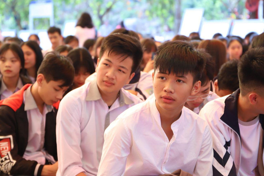 Các em học sinh chăm chú lắng nghe.