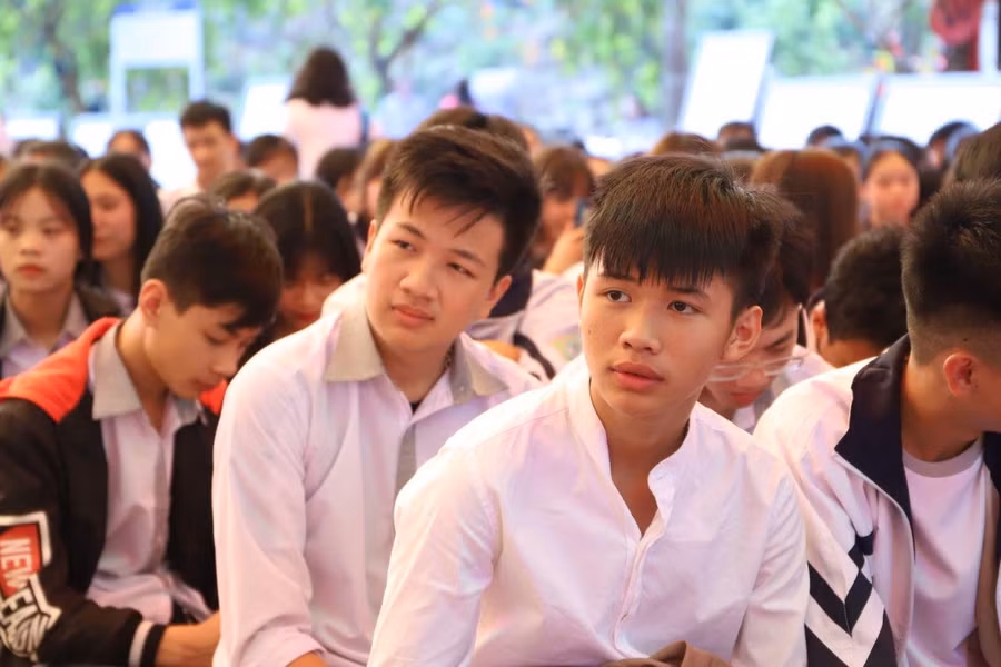 Các em học sinh chăm chú lắng nghe.