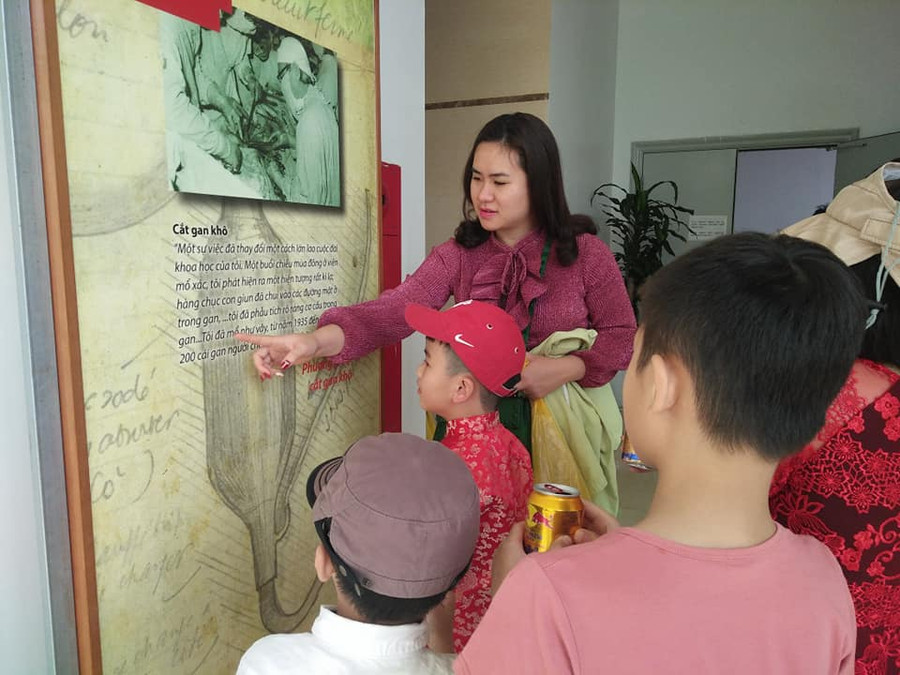 Cậu bé chăm chú đọc về chuyện GS Tôn Thất Tùng mổ gan khô. Cậu bé chăm chú đọc về chuyện GS Tôn Thất Tùng mổ gan khô.
