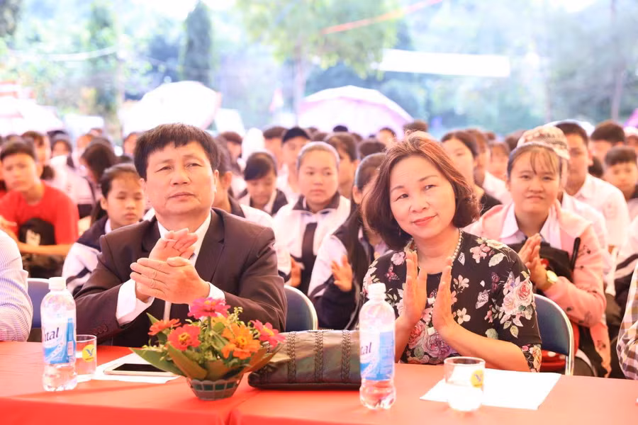 Các thầy cô giáo tham dự Ngày thơ.