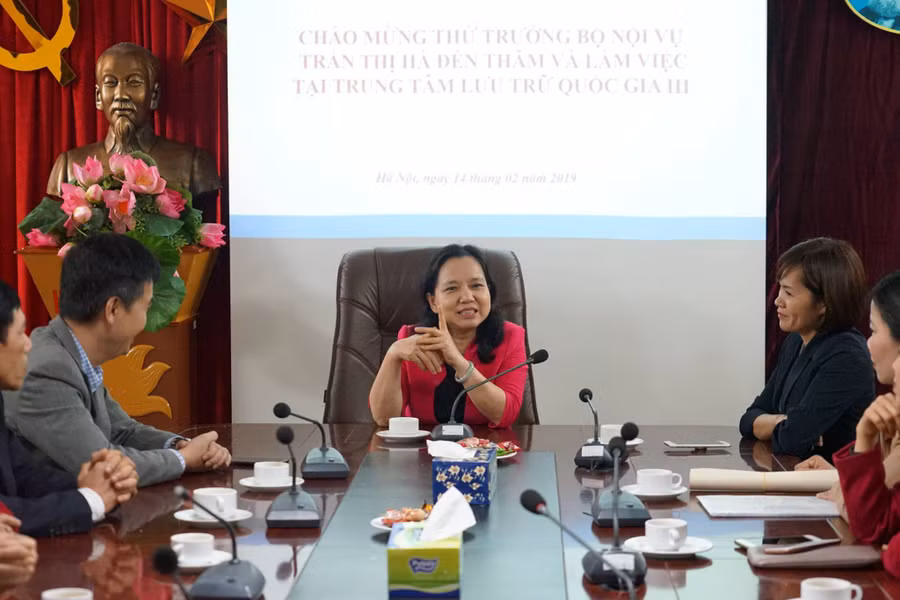 Thứ trưởng Bộ Nội vụ, Trưởng Ban Thi đua – Khen thưởng Trung ương Trần Thị Hà phát biểu tại chuyến thăm Trung tâm Lưu trữ quốc gia III