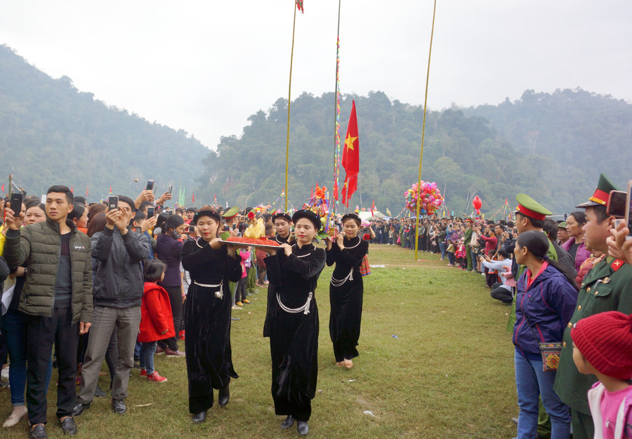 Các xã, thị trấn của huyện Ba Bể rước mâm cỗ tại lễ khai mạc