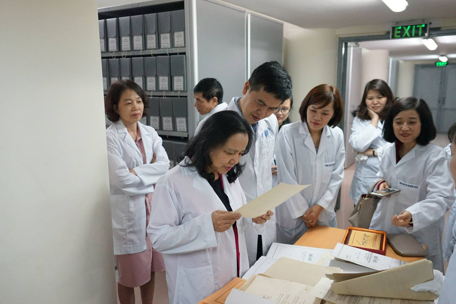 Thứ trưởng Bộ Nội vụ, Trưởng Ban Thi đua – Khen thưởng Trung ương Trần Thị Hà tham quan kho và xem tài liệu về công tác thi đua khen thưởng Thứ trưởng Bộ Nội vụ, Trưởng Ban Thi đua – Khen thưởng Trung ương Trần Thị Hà tham quan kho và xem tài liệu về công tác thi đua khen thưởng