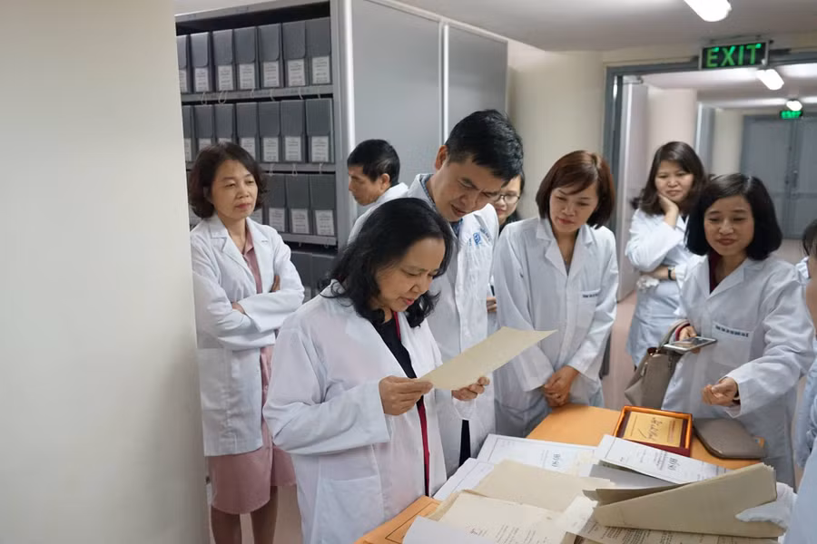 Thứ trưởng Bộ Nội vụ, Trưởng Ban Thi đua – Khen thưởng Trung ương Trần Thị Hà tham quan kho và xem tài liệu về công tác thi đua khen thưởng