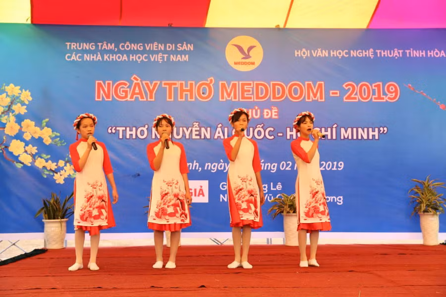 Tiết mục văn nghệ mở màn của các em trường THCS Tú Sơn làm cho không khi Ngày thơ thêm sôi động.