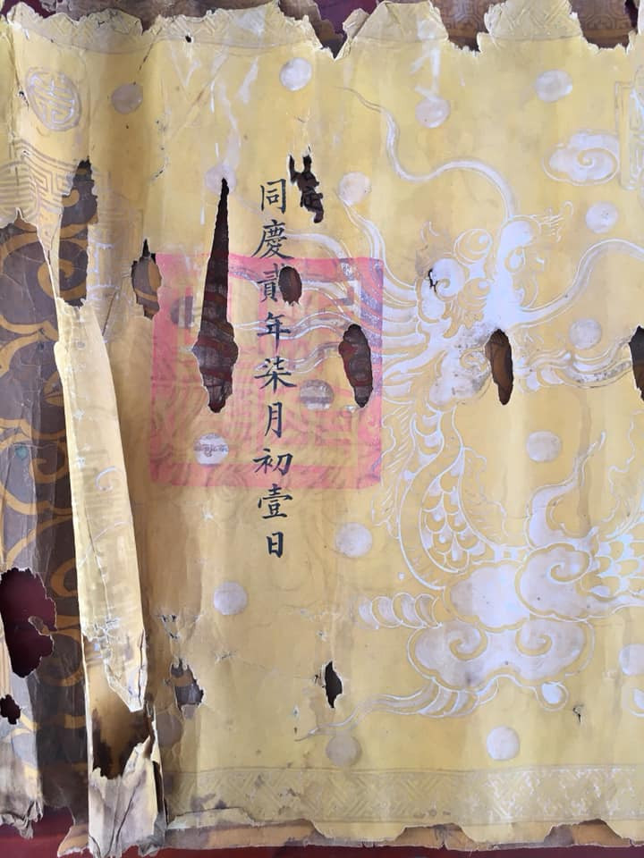 Một trong những sắc phong đang bị hư hỏng cần bảo tồn