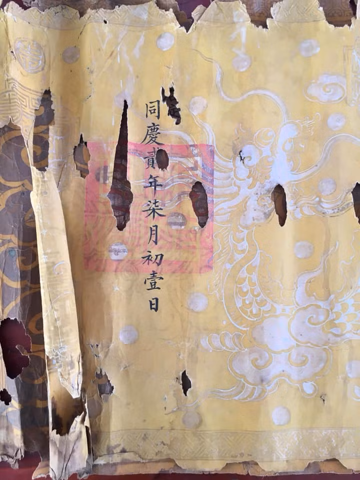 Một trong những sắc phong đang bị hư hỏng cần bảo tồn