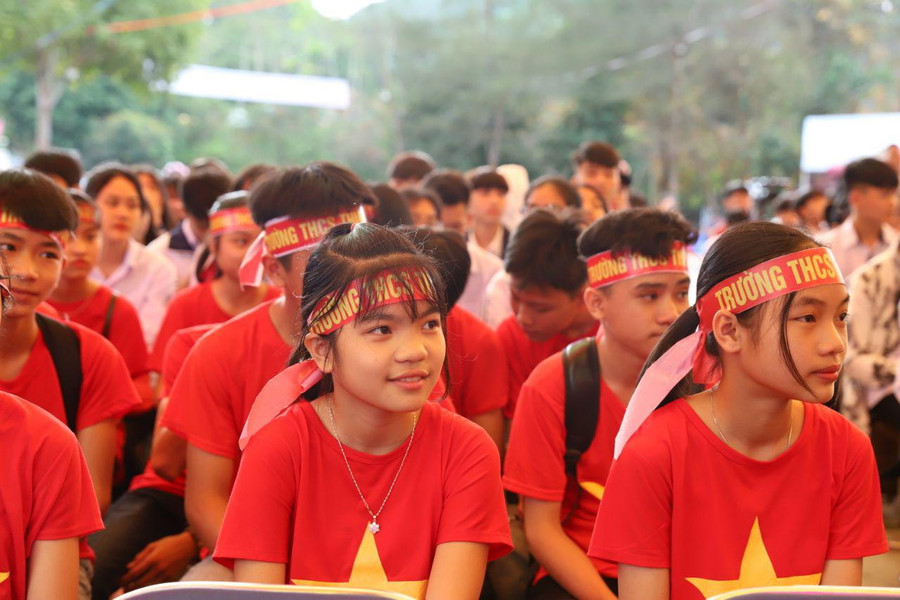 Màu Tổ quốc trên trang phục của các em học sinh trường THCS Thượng Bì