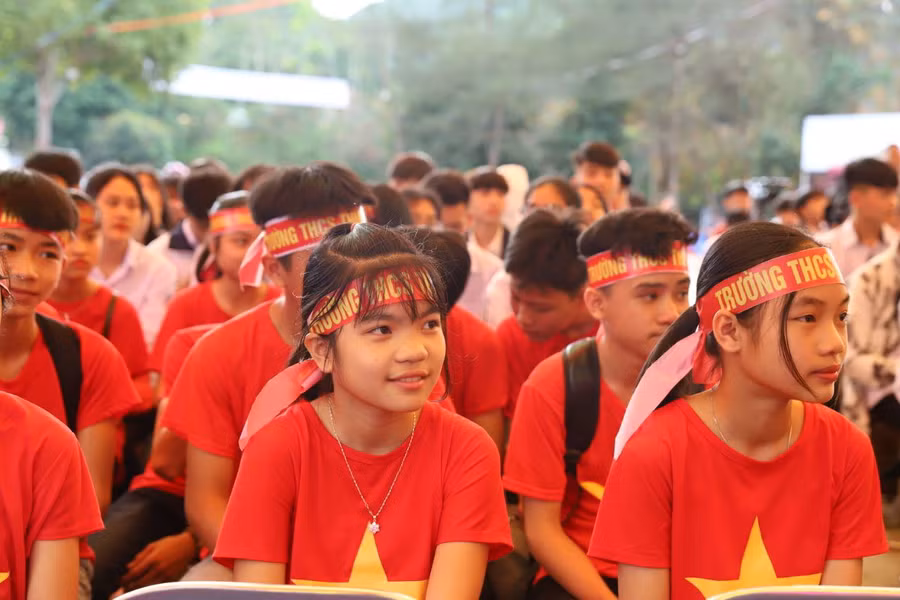 Màu Tổ quốc trên trang phục của các em học sinh trường THCS Thượng Bì