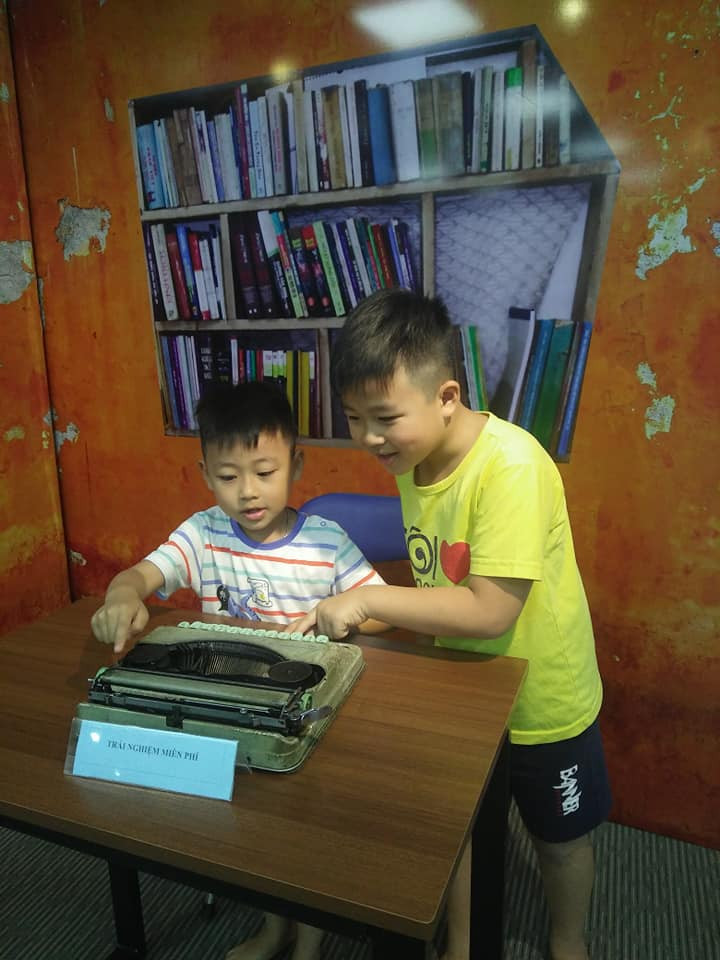 Các em nhỏ được trải nghiệm với chiếc máy đánh chữ. Các em nhỏ được trải nghiệm với chiếc máy đánh chữ.