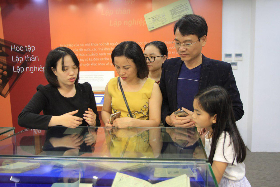 Gia đình anh Nguyễn Xuân Hữu tại Công viên Di sản. Gia đình anh Nguyễn Xuân Hữu tại Công viên Di sản.