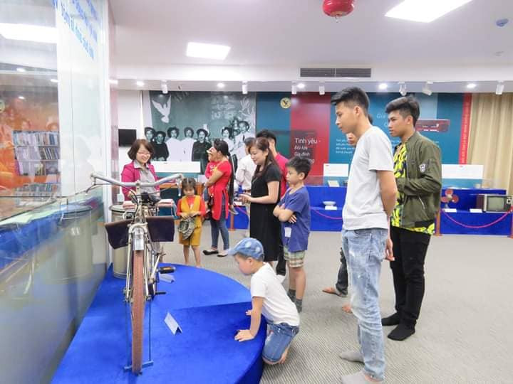 Gia đình bà Nguyễn Thị Kim Len - Phó tổng giám đốc MEDLATEC Group (váy đen) tham quan triển lãm Thẳm sâu trong từng kỷ vật. Gia đình bà Nguyễn Thị Kim Len - Phó tổng giám đốc MEDLATEC Group (váy đen) tham quan triển lãm Thẳm sâu trong từng kỷ vật.