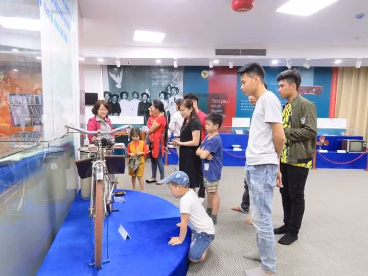 Gia đình bà Nguyễn Thị Kim Len - Phó tổng giám đốc MEDLATEC Group (váy đen) tham quan triển lãm Thẳm sâu trong từng kỷ vật.