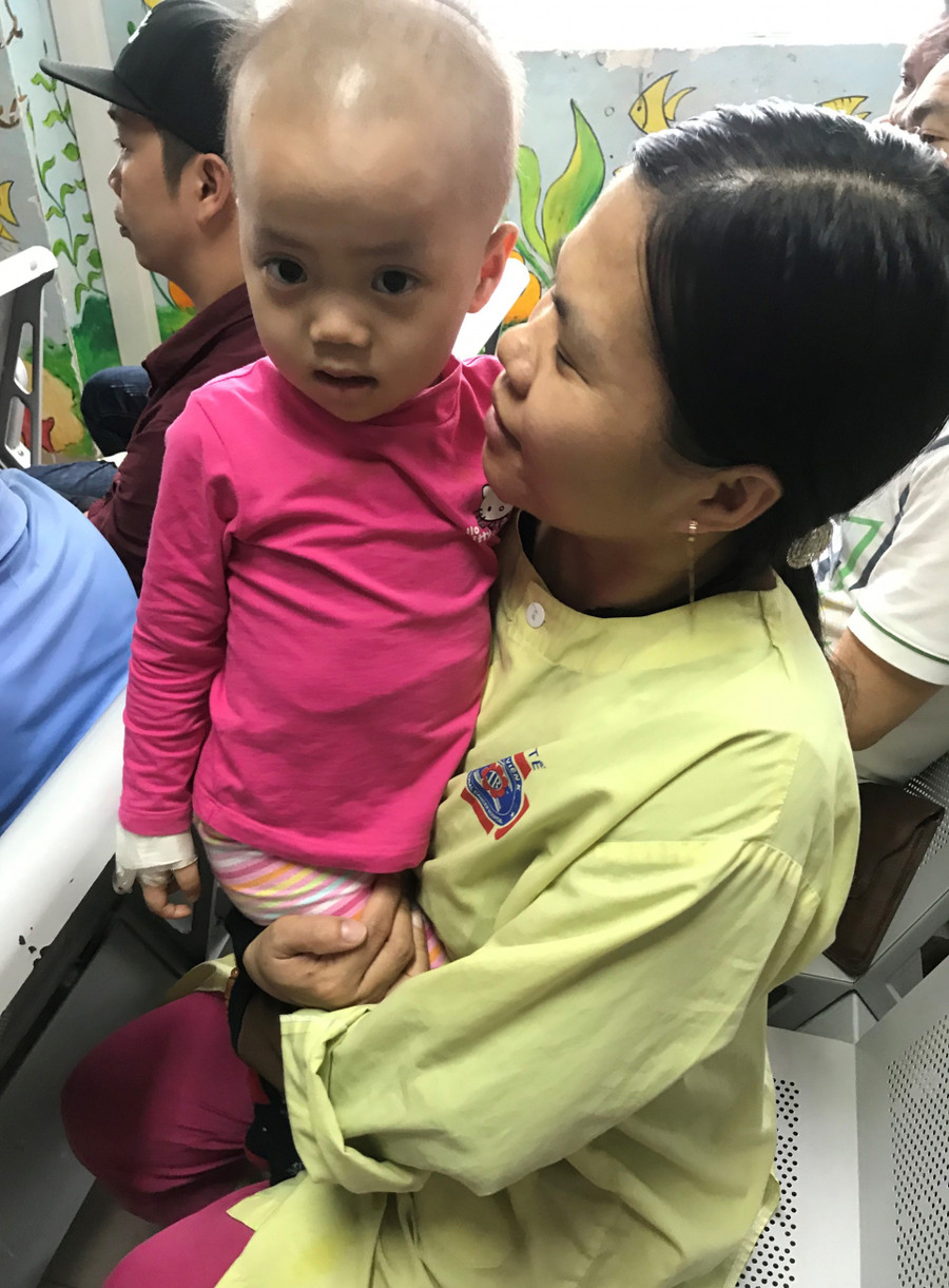 "Chiến binh" nhí hàng ngày điều trị tại bệnh viện K "Chiến binh" nhí hàng ngày điều trị tại bệnh viện K