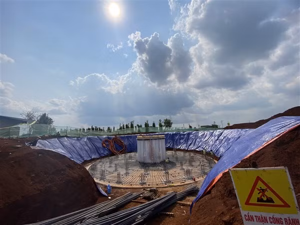 Một trụ tuabin của dự án điện gió Đắk N’Drung ở xã Thuận Hạnh, huyện Đắk Song. Ảnh: Trung Tân