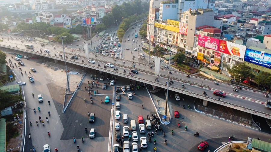 Phương tiện di chuyển thuận tiện hơn qua nút giao Ngã Tư Sở vào giờ cao điểm.