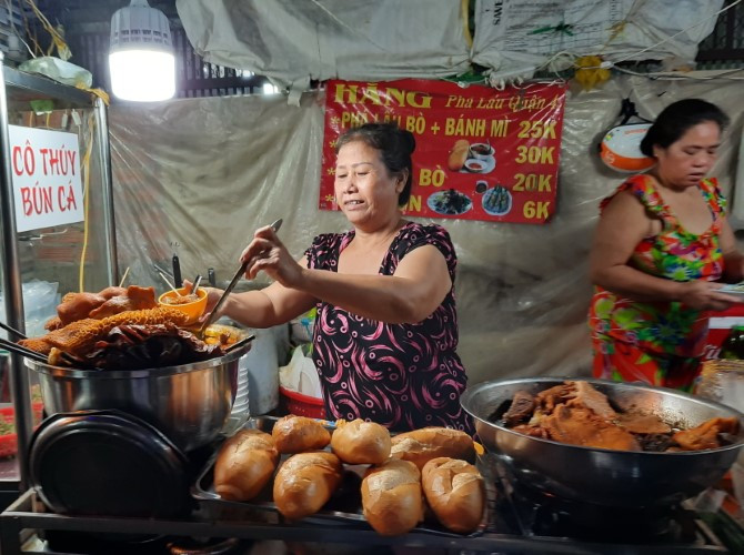 Món phá lấu được coi là món ăn khoái khẩu đặc trưng ở khu chợ 200 Xóm Chiếu. Ảnh.T.G