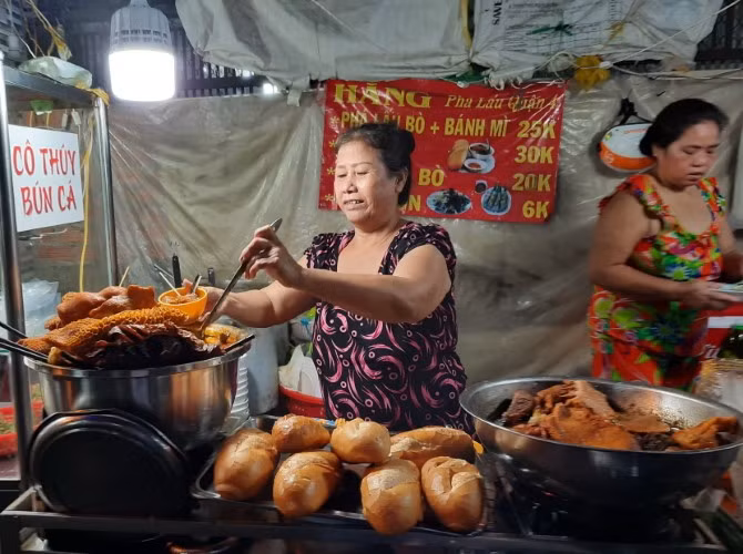 Món phá lấu được coi là món ăn khoái khẩu đặc trưng ở khu chợ 200 Xóm Chiếu. Ảnh.T.G