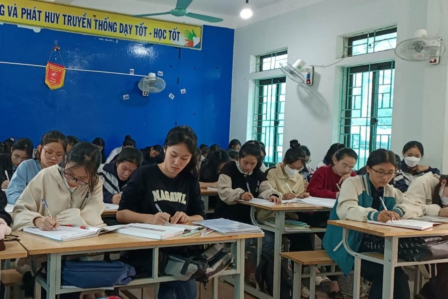 Các trường học luôn tạo điều kiện để giáo viên, học sinh chủ động lựa chọn kế hoạch ôn thi. (Ảnh: Cẩm Ly). Các trường học luôn tạo điều kiện để giáo viên, học sinh chủ động lựa chọn kế hoạch ôn thi. (Ảnh: Cẩm Ly).