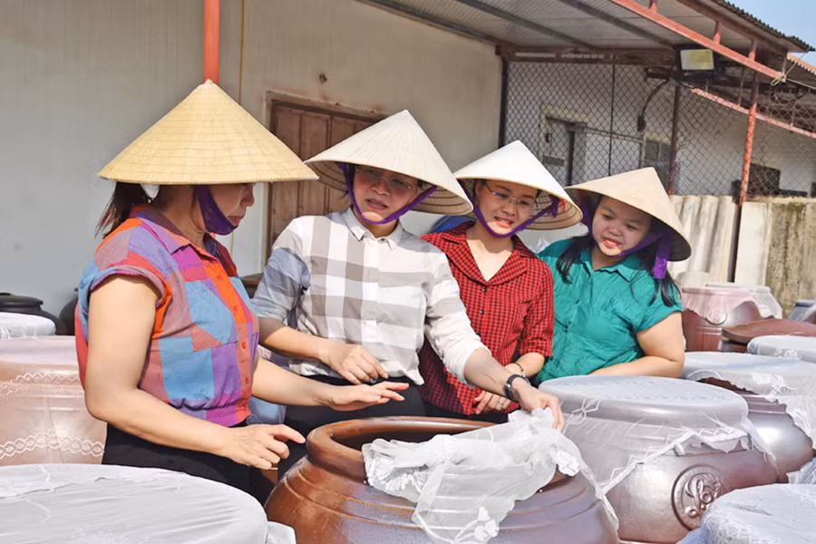 Cán bộ Hội LHPN Hà Tĩnh kiểm tra, giám sát việc triển khai các mô hình phát triển kinh tế do Hội hỗ trợ. (Ảnh: CTV).